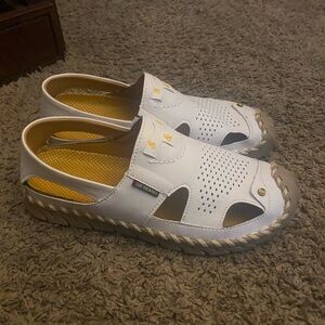 Women’s White and Tan Geiano Comfort Shoes Size 10